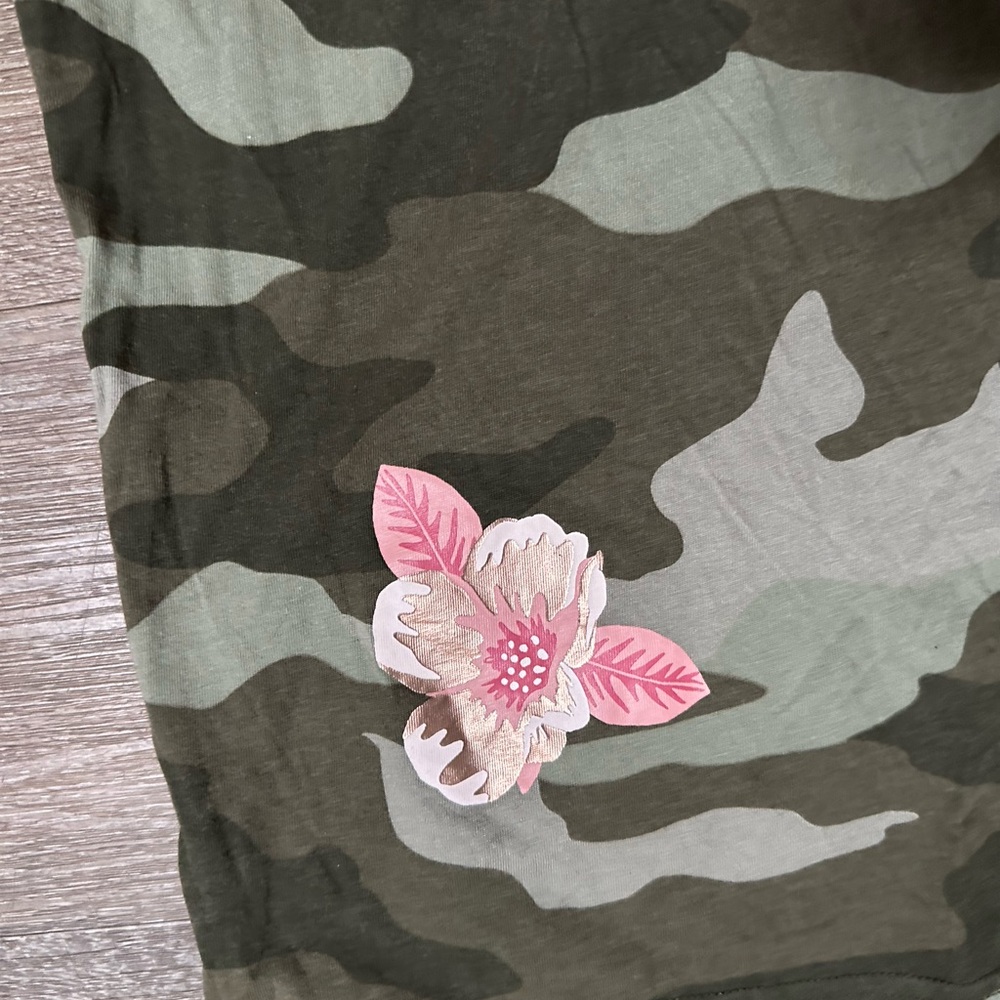 Victoria's Secret PINK Camo
Bling tropical pink Tee Floral VGC SIZE medium - Picture 10 of 13